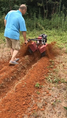 70 cm werkwijdte Gasoline Power Type Vierwielaandrijving Ditching Machine voor Orchard